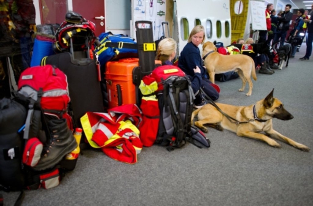 Helfer der I.S.A.R. Germany warten zusammen mit ihren Hundestaffeln im Feuerwehr-Training-Center am Flughafen in Frankfurt auf den Abflug in Richtung Nepal, um dort den Hilfseinsatz für die Erdbebenopfer zu starten.