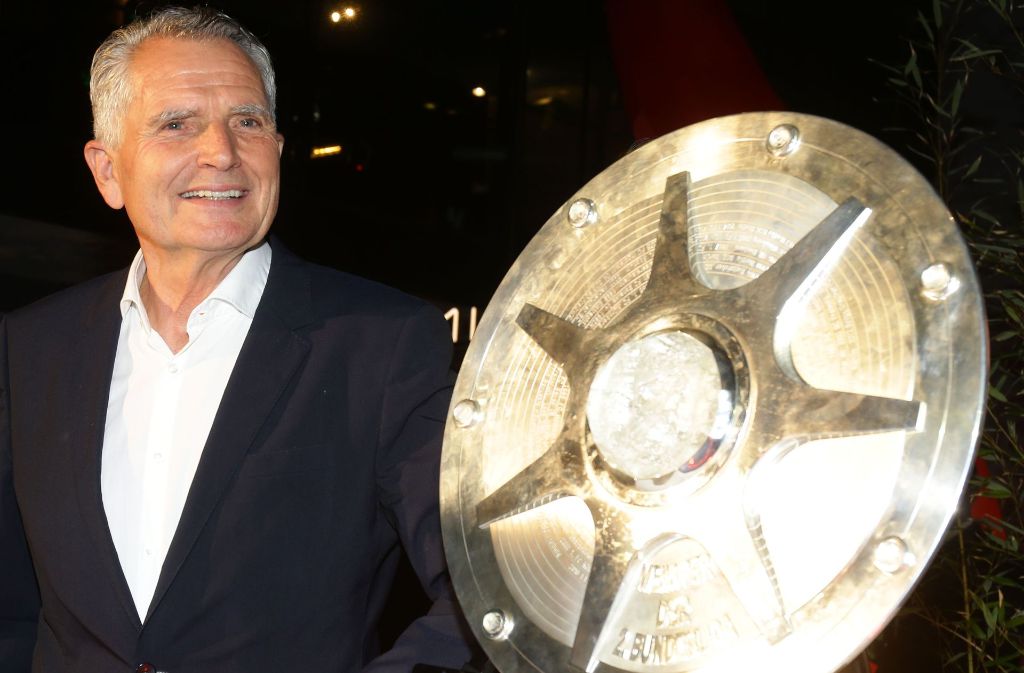 VfB-Präsident Wolfgang Dietrich lässt sich stolz neben der Schale fotografieren.