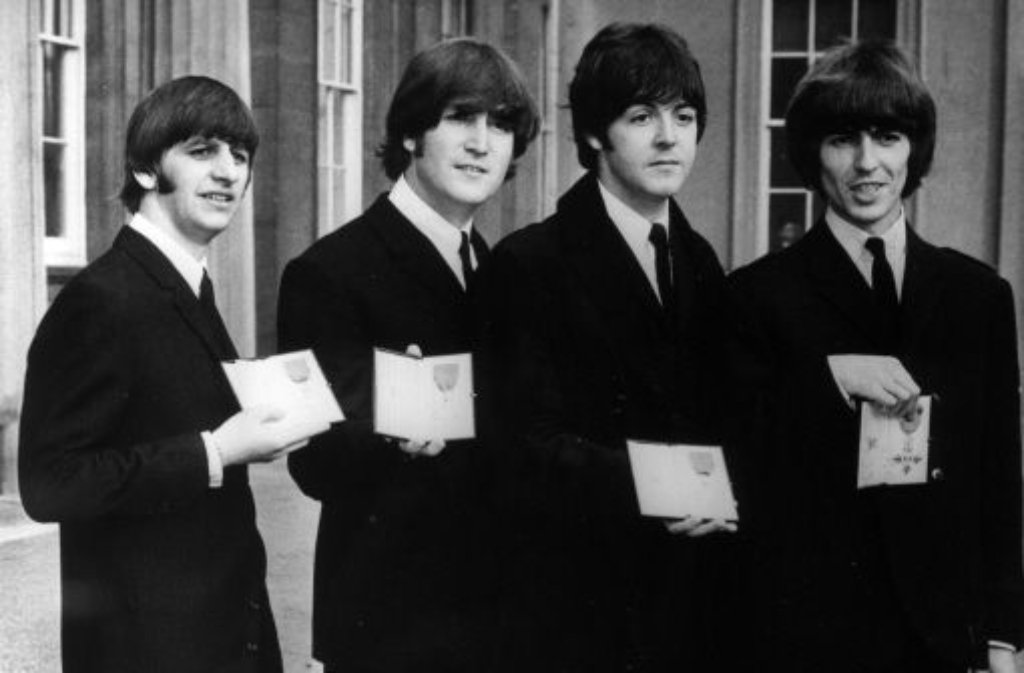 Als 16-Jähriger gründet John Lennon 1956 in seiner Heimatstadt Liverpool die RocknRoll-Coverband The Quarrymen. Die Besetzung wechselt häufig, was nicht zuletzt an den Launen des exzentrischen Frontmanns liegt. Ein Jahr später stößt der 15-jährige Paul McCartney zur Band und macht Lennon den Chefposten streitig. Die beiden raufen sich zusammen - und schaffen unsterbliche Musik.