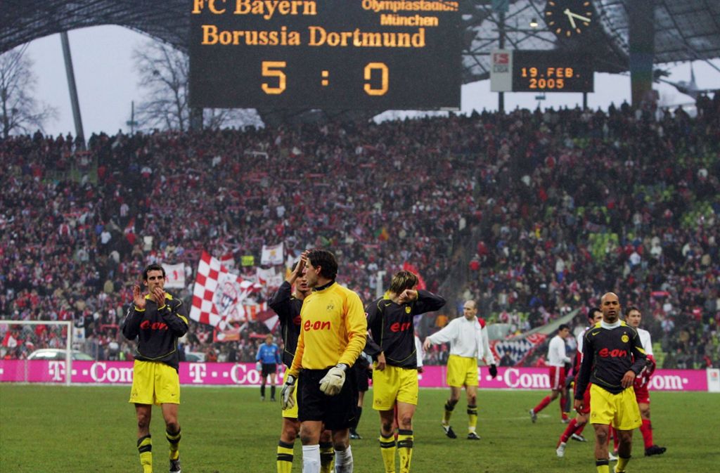 19. Februar 2005: FC Bayern-BVB 5:0: Es ist eine Demütigung für Dortmund. Bayern-Stürmer Roy Makaay brachte den Torhüter Roman Weidenfelder (im Bild nach dem Spiel) zur Verzweiflung: Der Niederländer schoss drei Tore. Sturmkollege Claudio Pizarro und Hasan Salihamidzic machten die hohe Niederlage des BVB perfekt.