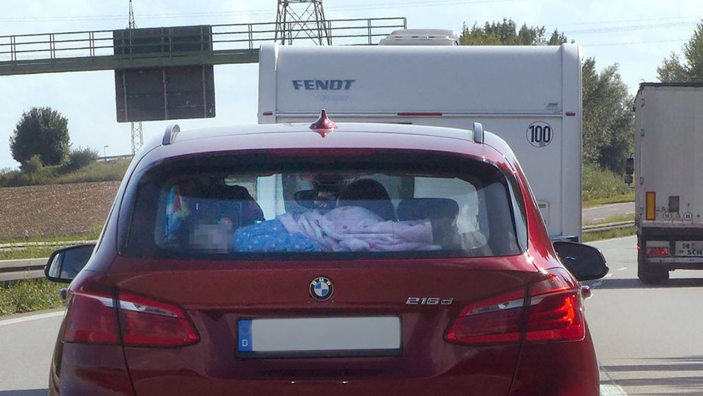 Ein Zweijähriger hat es sich während einer Autofahrt auf der Hutablage gemütlich gemacht. Während die Eltern auf der A9 bei Ingolstadt unterwegs waren, schlief der Kleine seelenruhig im hinteren Teil des Wagens. 