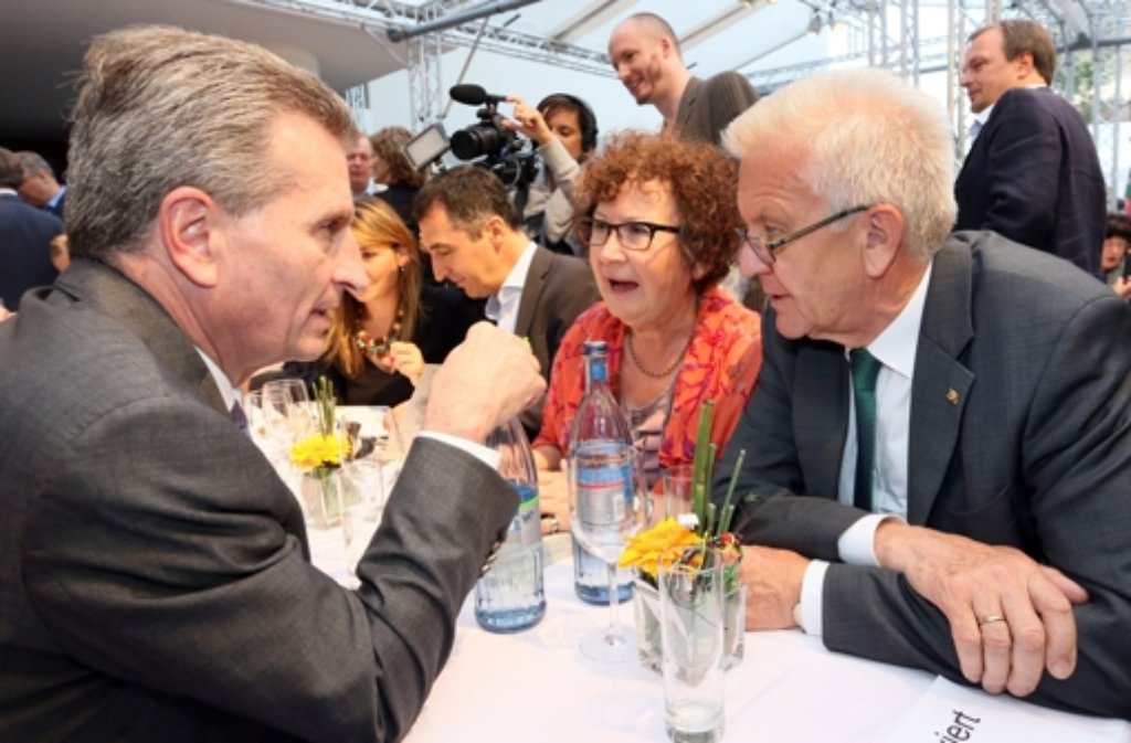 Winfried Kretschmann und seine Frau Gerlinde unterhalten sich mit Günther Oettinger (links)