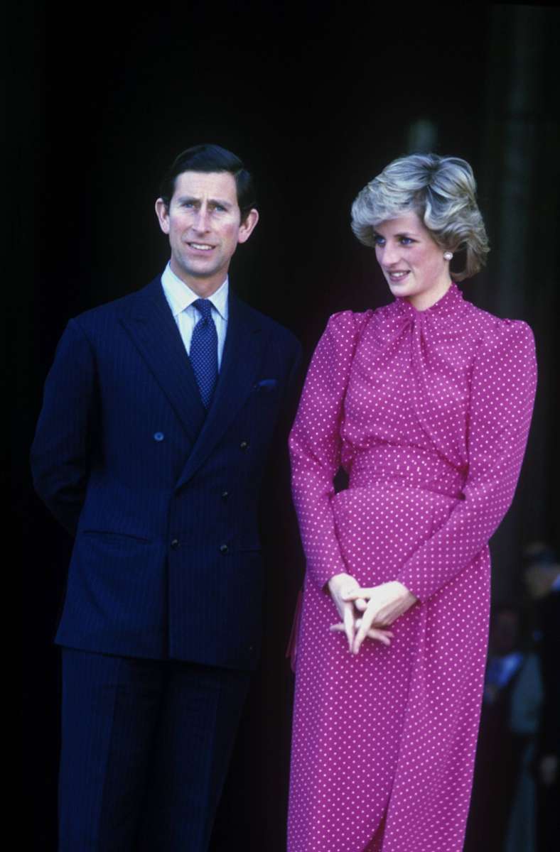 1985: Prinzessin Diana und Prinz Charles besuchen den Vatikan. Die Prinzessin trägt ein pinkes Tageskleid mit weißen Pünktchen – ein ganz typisches Teil in den 80ern.