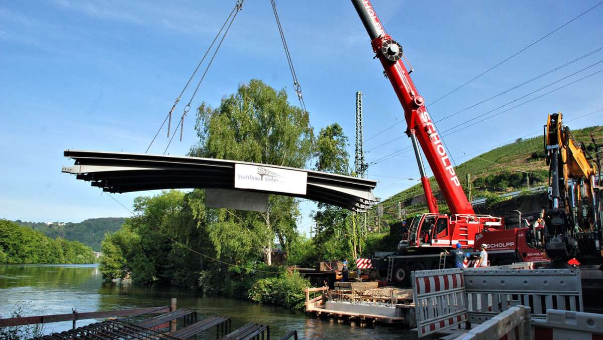 Neue Brücke über den Esslinger Rossneckar: Millimeterarbeit mit schwerem Gerät