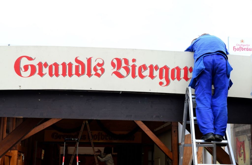 Auch der Biergarten von Grandls Hofbräu Zelt nimmt Form an.