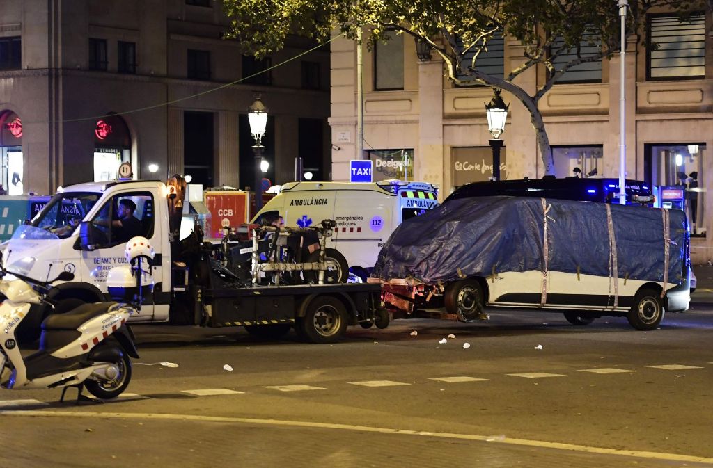 Der weißer Kleintransporter, mit dem die Terroristen den Anschlag in Barcelona verübt haben, wird abgeschleppt.
