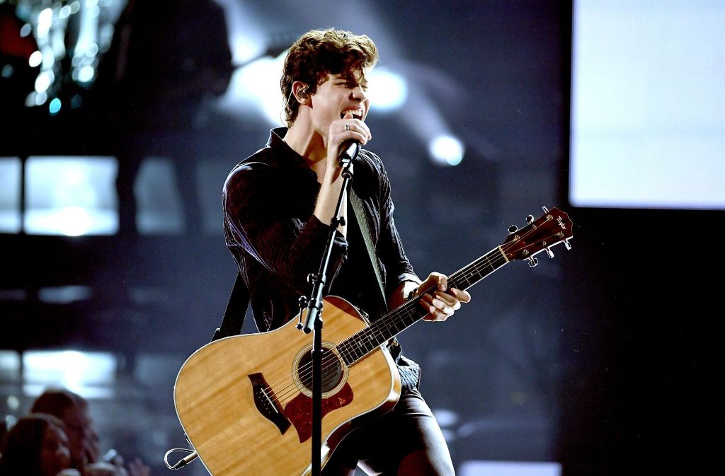 Der kanadische Popstar Shawn Mendes gibt alles auf der Bühne bei den American Music Awards.