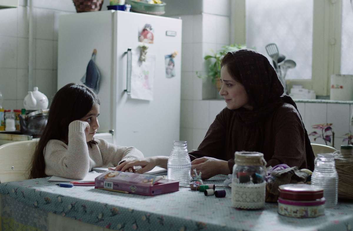 Mina (Maryam Moghaddam) muss um das Sorgerecht für ihre Tochter Bita (Avin Purraoufi) fürchten.