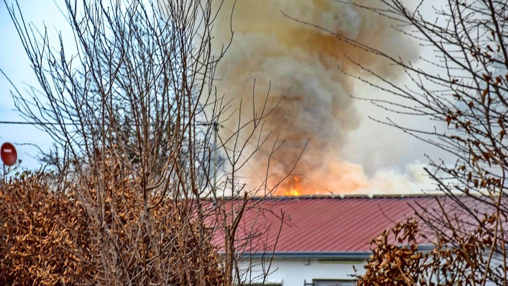 Großeinsatz in Frickenhausen: Schützenhaus in Tischardt steht in Flammen