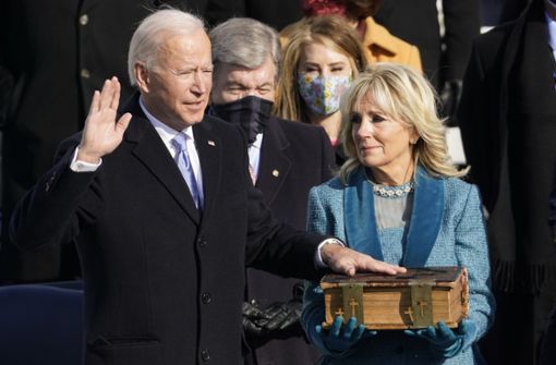 Joe Biden und seine Frau Jill bei seinem Amtseid. Foto: dpa/Andrew Harnik