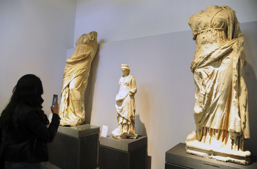 Auf diesem Foto, das von der offiziellen syrischen Nachrichtenagentur Sana veröffentlicht wurde, fotografiert eine Besucherin antike Artefakte während der Wiedereröffnungszeremonie für das Syrische Nationalmuseum.