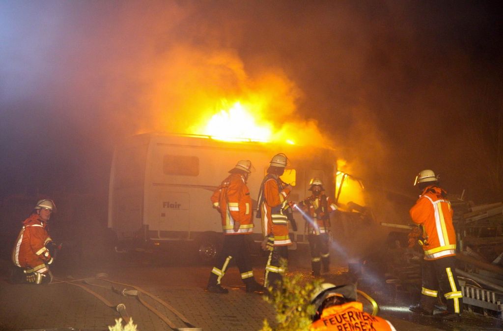 Der Eigentümer des Wohnmobils teilte der Rettungsleitstelle in Ludwigsburg mit, dass sein in der Max-Eyth-Straße abgestelltes Fahrzeug brenne.