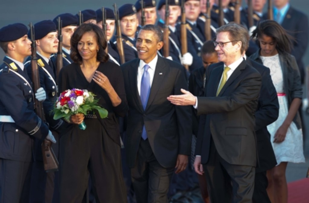 Westerwelle begrüßt am 18. Juni 2013 US-Präsident Barack Obama und seine Ehefrau Michelle am Flughafen Tegel in Berlin.