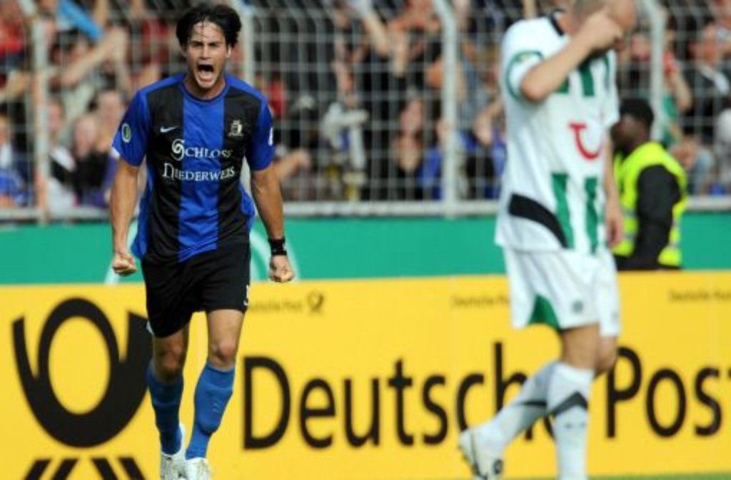 ... besiegt Eintracht Trier Hannover 96 in der regulären Spielzeit mit 3:1. Triers Wilko Risser (links) jubelt nach seinem Ausgleichstreffer zum zwischenzeitlichen 1:1 neben Hannovers Jiri Staijner.