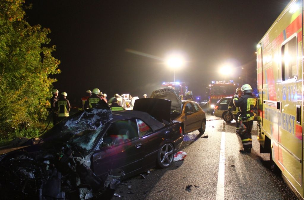 5. Oktober 2013: Die Wracks mehrerer Autos stehen in Ludwigsburg neben Fahrzeugen der Feuerwehr. Sieben Menschen wurden bei einem Unfall in der Innenstadt zum Teil schwer verletzt, nachdem sich zwei 21-Jährige ein Autorennen geliefert hatten.