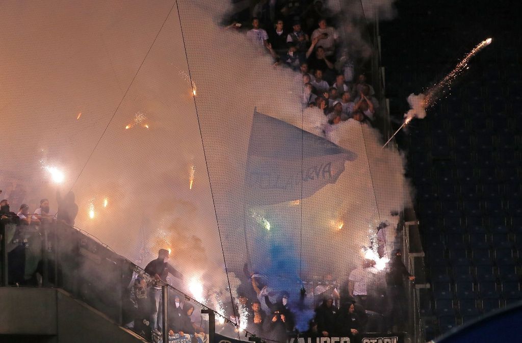 In der Pufferzone zwischen den Blocks der Hertha- und der Rostockfans verbrannten Hansa-Anhänger ein Banner der Berliner.