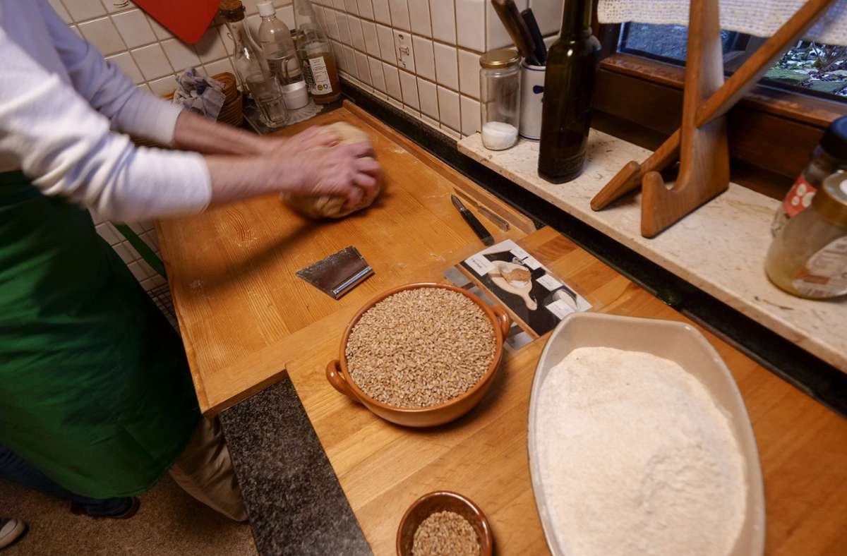 Bevor das Brot in den Ofen kommt, knetet Christel Raasch es noch mal durch. Die Körner holt sie aus einer Mühle. Zuhause mahlt sie sie im Keller zu Mehl.