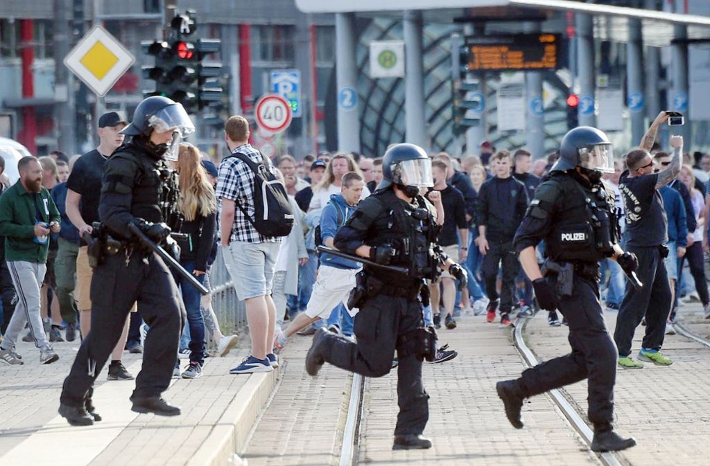 Die Polizei ermittelt gegen zehn Menschen, die bei den gewalttätigen Demonstrationen in Chemnitz den Hitlergruß gezeigt haben sollen. (Symbolbild)