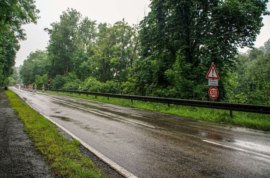 Im Juni 2016 rutschte ein Teil des Hangs zum Höfinger Täle ab. Seitdem ist die Straße dort nur einspurig befahrbar.