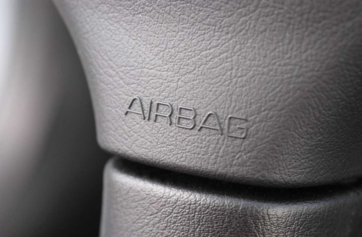 Die Unbekannten bauten mehrere Airbags aus. (Symbolbild) Foto: imago images/blickwinkel/McPHOTO/B. Leitner via www.imago-images.de