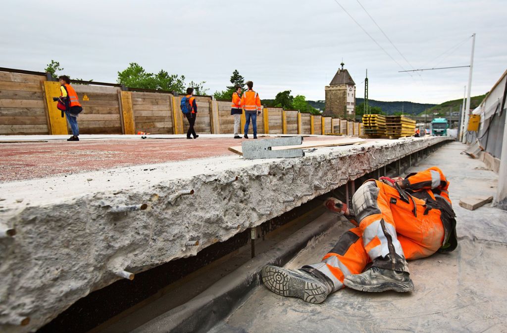 Knochenarbeit auf der Vogelsangbrücke. ein Bauarbeiter hämmert die Moniereisen des Stahlbetons frei.