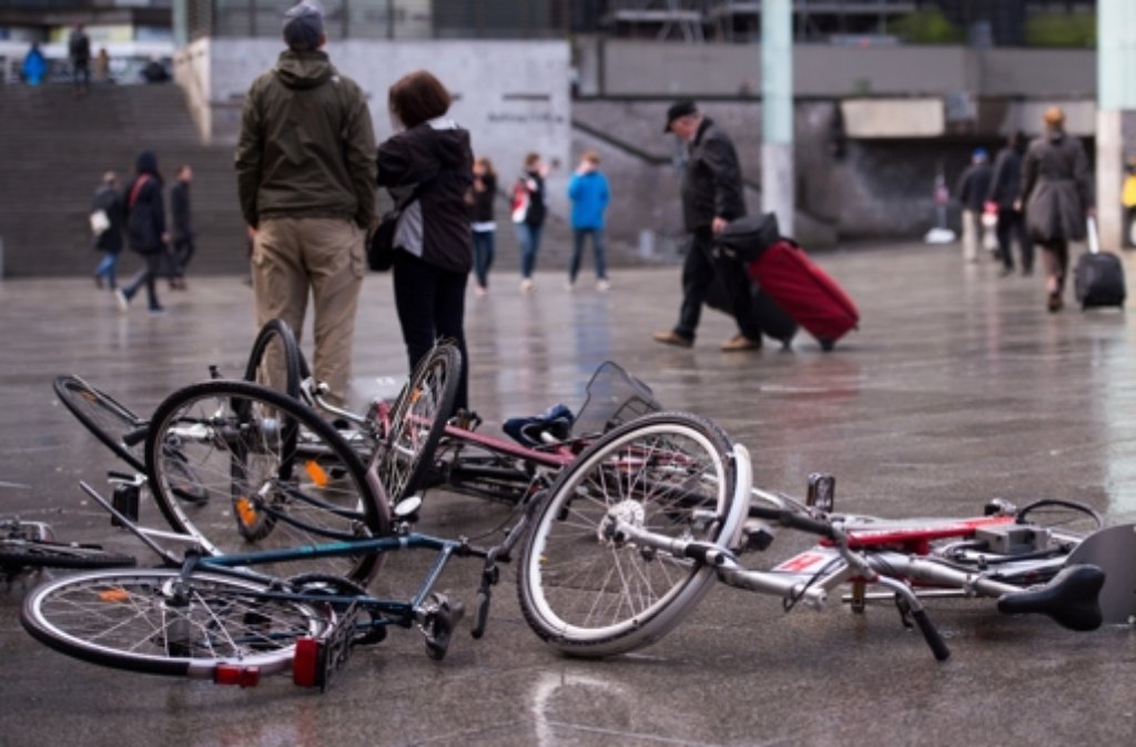 Vom Sturm umgeworfene Fahrräder liegen in Köln auf dem Bahnhofsplatz.