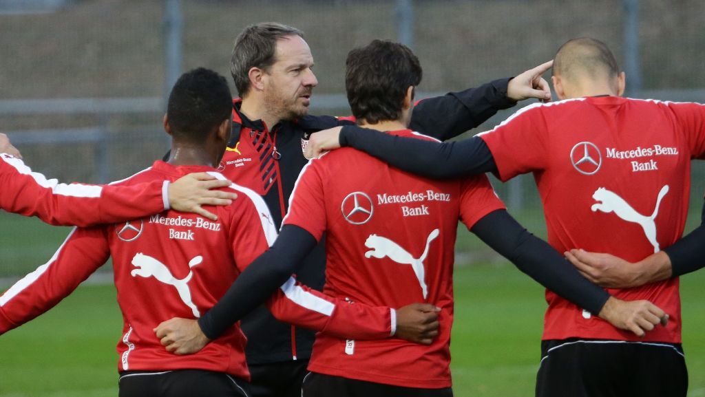  Zusammenrücken war die Devise beim Training des VfB Stuttgart am Dienstag. Neun Spieler aus dem Profikader der Schwaben sind derzeit auf Länderreise.br /   