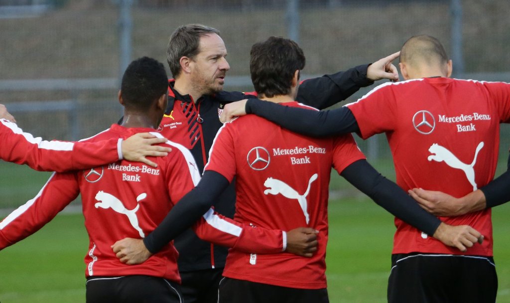Beim Training des VfB Stuttgart am Dienstag musste Trainer Alexander Zorniger seine Mannschaft zusammenrücke lassen. Neun Spieler sind derzeit auf Länderspielreise. Hier sind die Bilder vom Training.