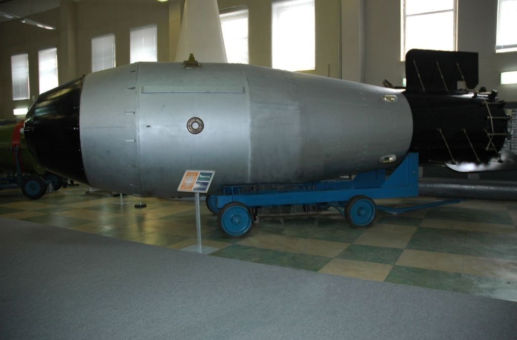 30. Oktober 1961 – AN602: Die Kernwaffe (Deckname Wanja) war die größte jemals gezündete Wasserstoffbombe und erzeugte die bisher größte künstliche Explosion. Sprengkraft: 50 Megatonnen (= 50 Millionen Tonnen) TNT.