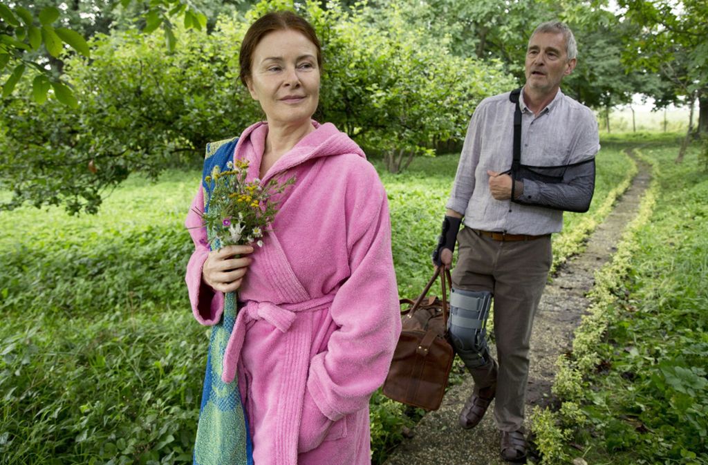 Roza (Lina Wendel) nimmt ihren Patienten Kurt (Hans-Uwe Bauer) mit in die polnische Heimat.