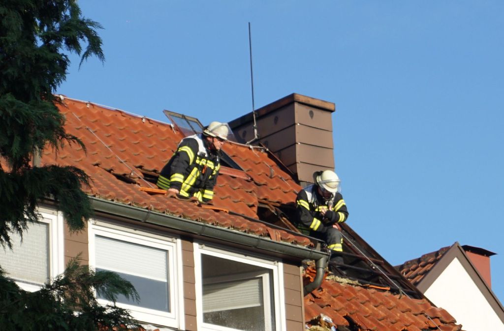 Das Dach des Hauses musste teilweise abgedeckt werden.