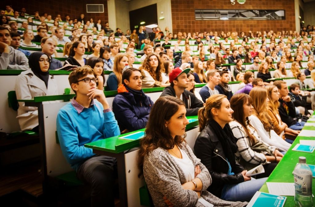 Eröffnungsveranstaltung für Erstsemester Studenten an der Uni Hohenheim – abseits des Hörsaals müssen sich die meisten Studis Gedanken über ihre finanzielle Situation machen.
