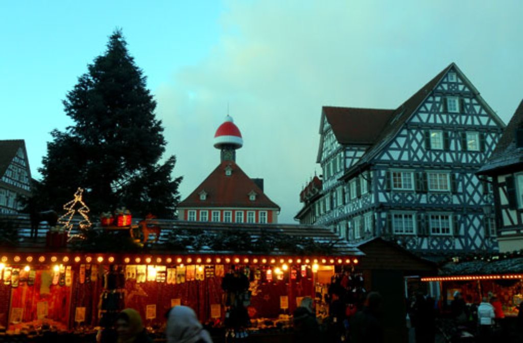 Das besondere Element des kleinen, aber feinen Schorndorfer Weihnachtsmarkts ist die riesige Wollmütze, mit der das Rathaus geschmückt ist.