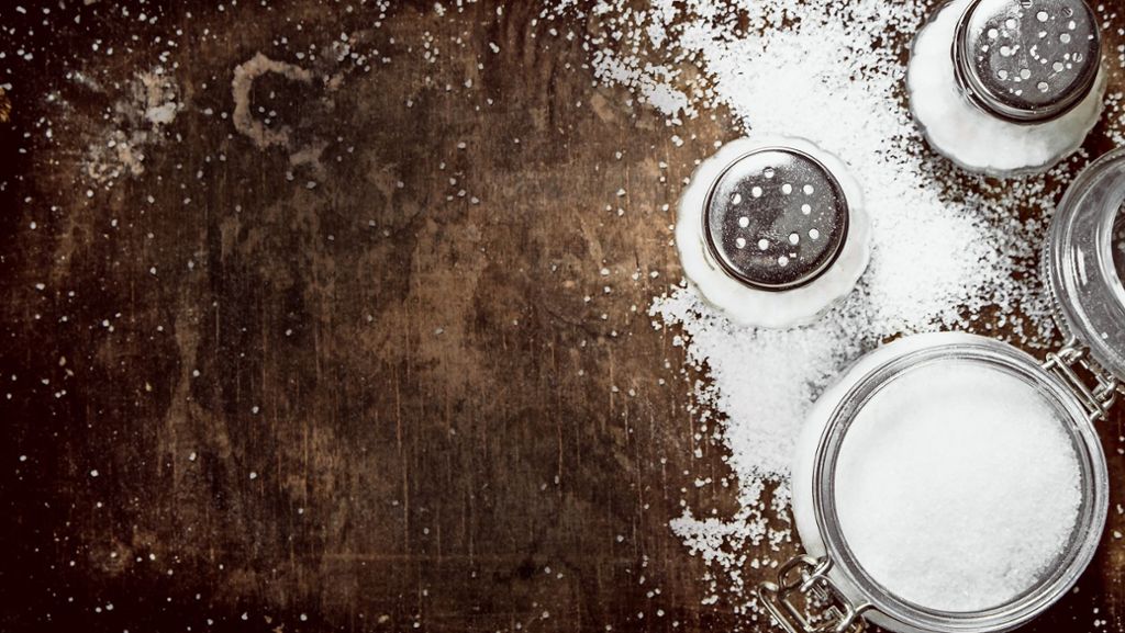  Experten empfehlen, pro Tag maximal fünf Gramm Salz zu essen. Doch nun zeigen aktuelle Studien: Natriumsalz ist wohl nicht so gefährlich, wie bislang weithin vermutet wurde. Was ist daran? 