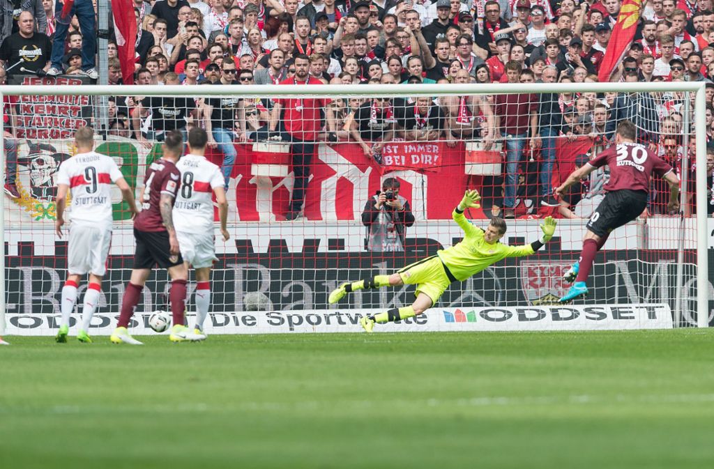 Lupenreiner Hattrick: Mit einem verwandelten Foulelfmeter erhöht Kutsche auf 3:0 für Dresden – sein dritter Treffer nach 26 Minuten.