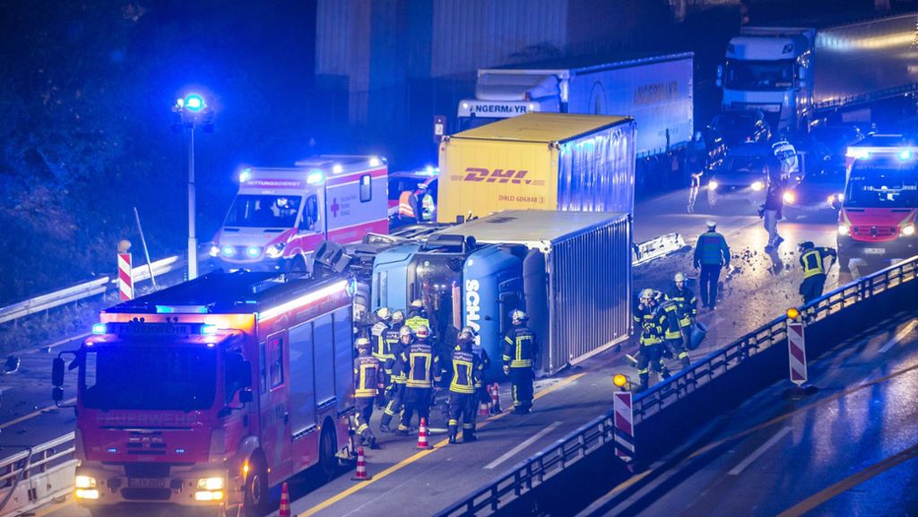 A8 bei Stuttgart: Stundenlange Behinderungen nach Lkw-Unfall
