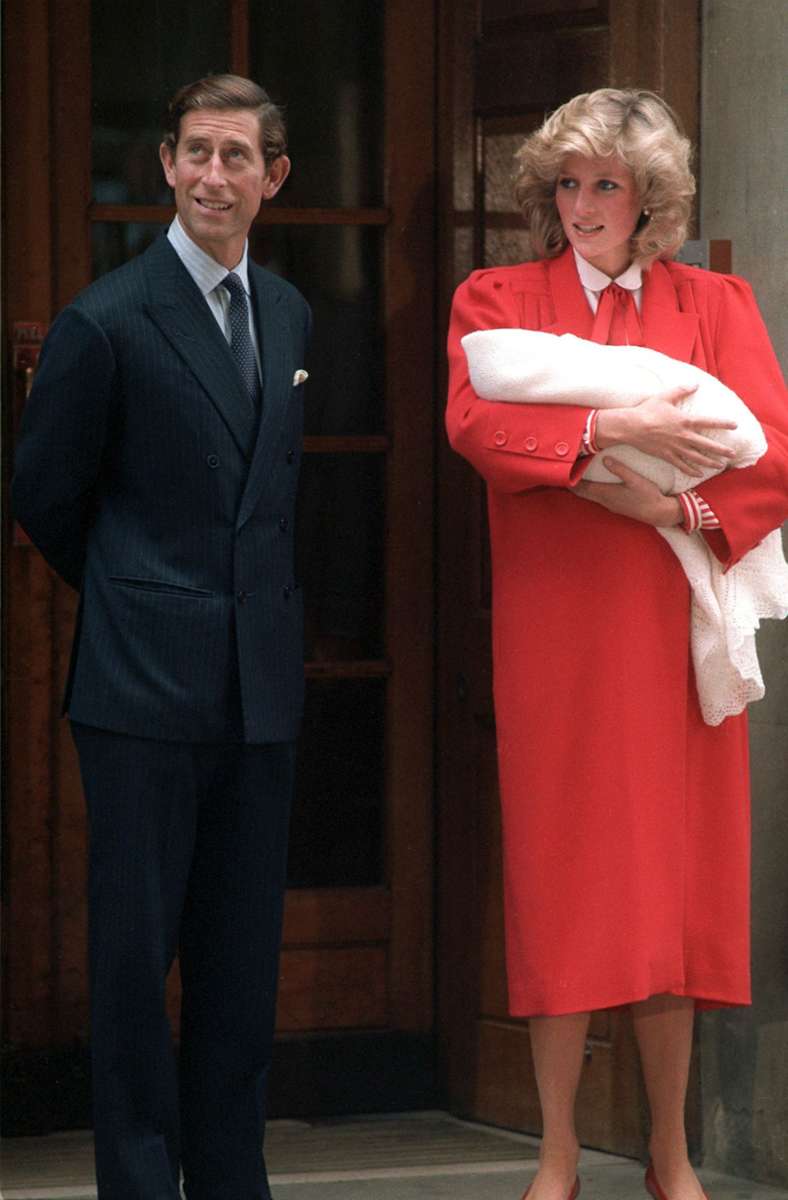 1984: Rotes Kleid mit Bubikragen – in diesem Look verlässt Prinzessin Diana nach der Geburt ihres zweiten Sohnes Harry das Krankenhaus.