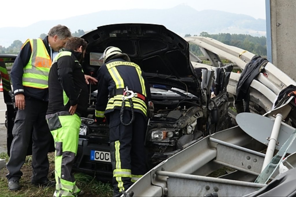 Schwerer Unfall auf der A8 bei Holzmaden. Fünf Menschen wurden dabei verletzt, zwei davon schwer.
