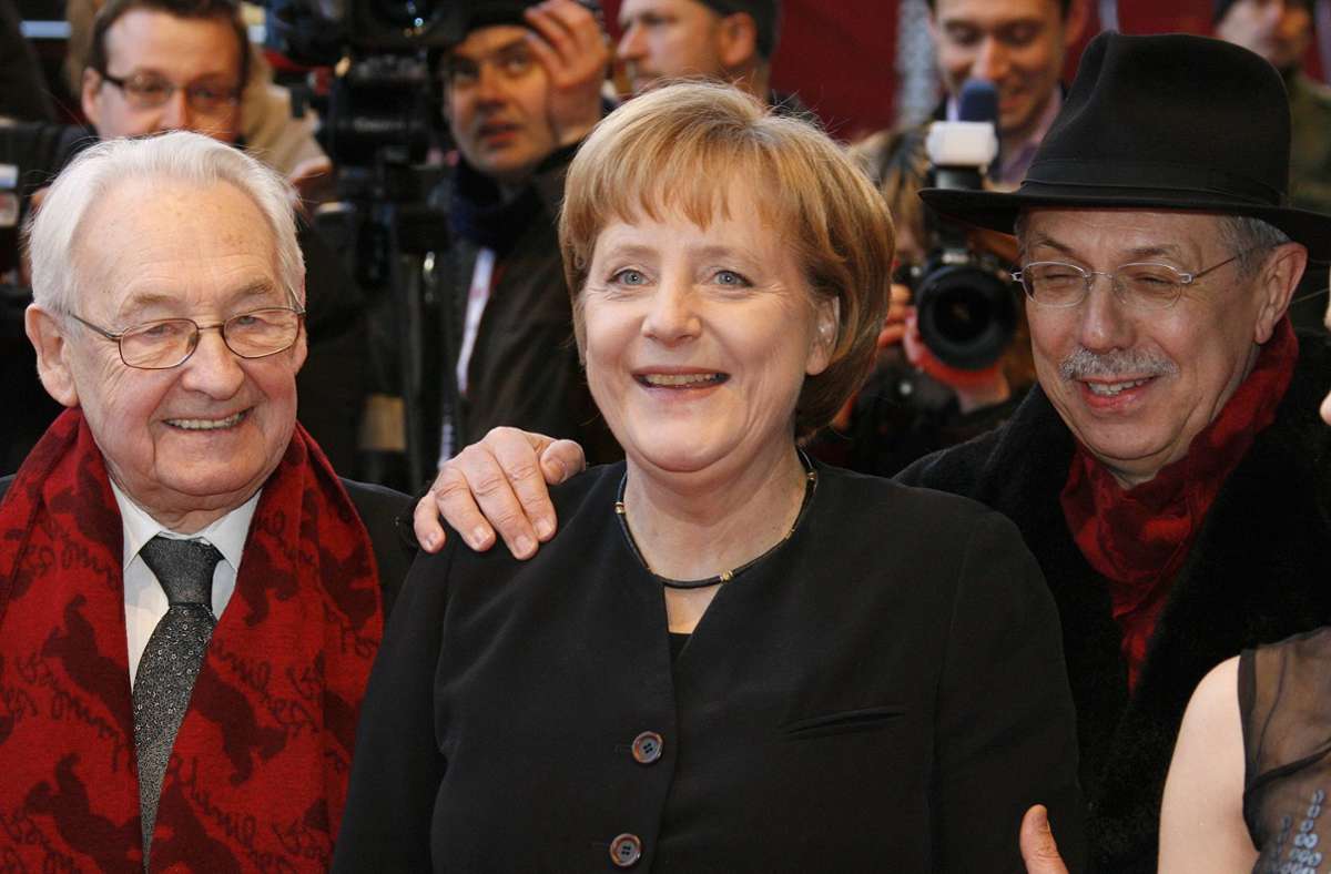 Kosslick (rechts) brachte selbst Bundeskanzlerin Angela Merkel zum Lachen – hier 2008 mit dem polnischen Regisseur Andrzej Wajda