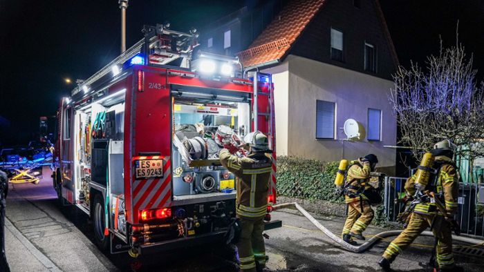 Feuerwehr in Esslingen im Einsatz: Heizkissen gerät in Brand – Nachbarn retten älteres Ehepaar aus Wohnung