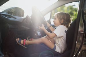 Dreijähriger setzt Auto in Bewegung