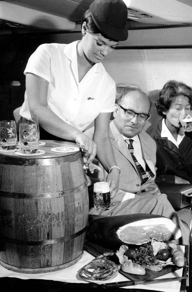 Zünftig ging es bei der Lufthansa im Jahr 1962 zu. Den Gästen wird über den Wolken ein Bier aus dem Fass gezapft. Dazu gibt es eine leckere Brotzeit.
