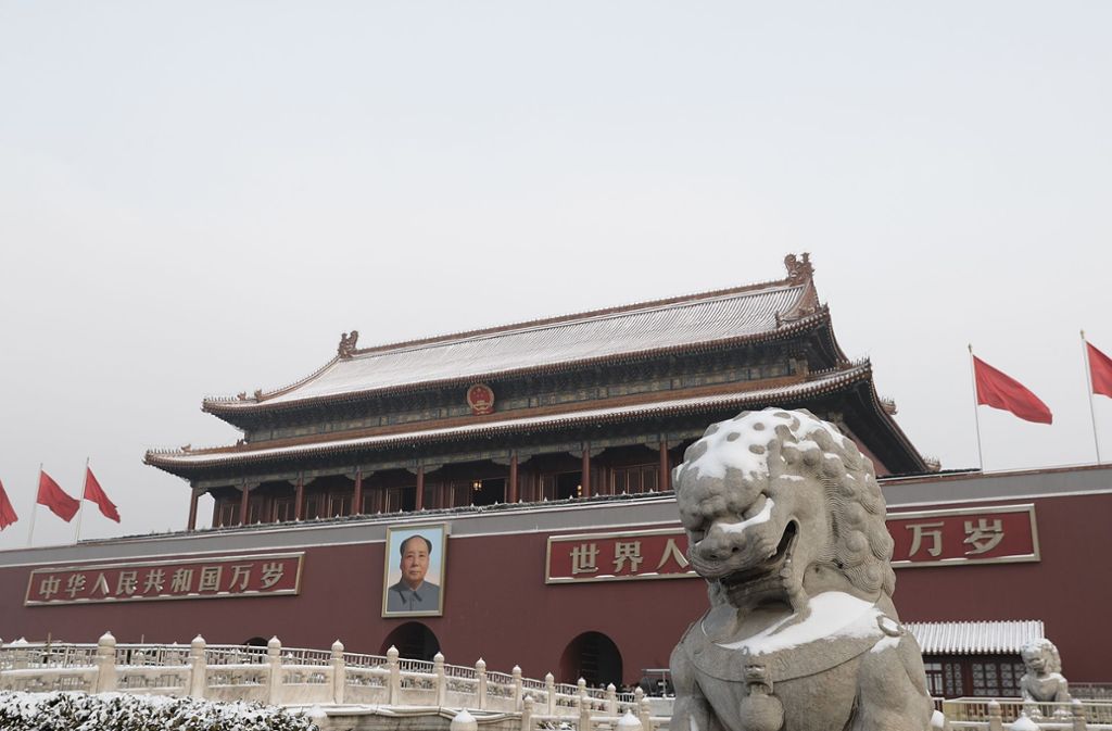 Verschneiter Eingang zur verbotenenen Stadt: Ein seltener Anblick für den Gründer der chinesischen Republik, dessen Bild über dem Eingang hängt.