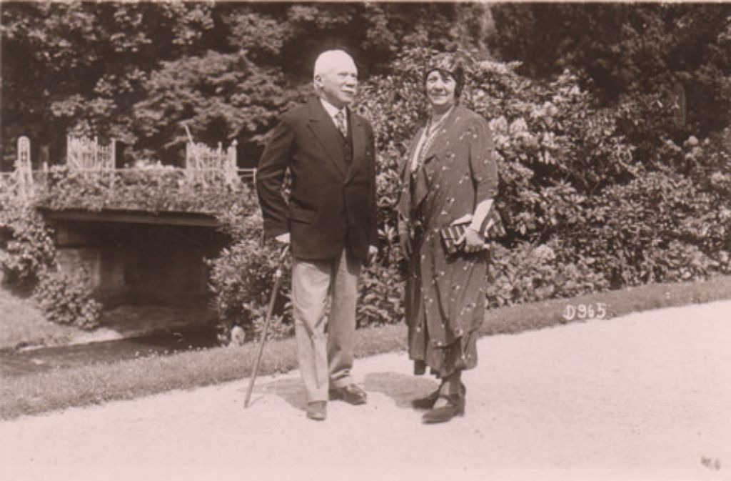Sigmund Lindauer und seine Frau Rosa im Jahr 1930. 1934 wurde das jüdische Fabrikantenehepaar von den Nazis gezwungen, ihre Villa an die Stadt Stuttgart zu verkaufen. Vom Reichtum blieb ihnen nach der Überschreibung der Firma auf ihren nicht-jüdischen Schwiegersohn Wilhelm Meyer-Ilschen nichts.