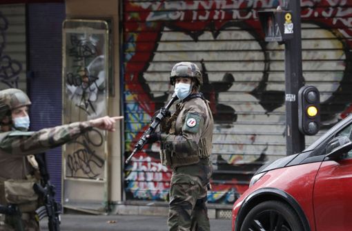 Polizisten patrouillieren an einer Straße nach einer Messerattacke in Paris Foto: dpa/Thibault Camus