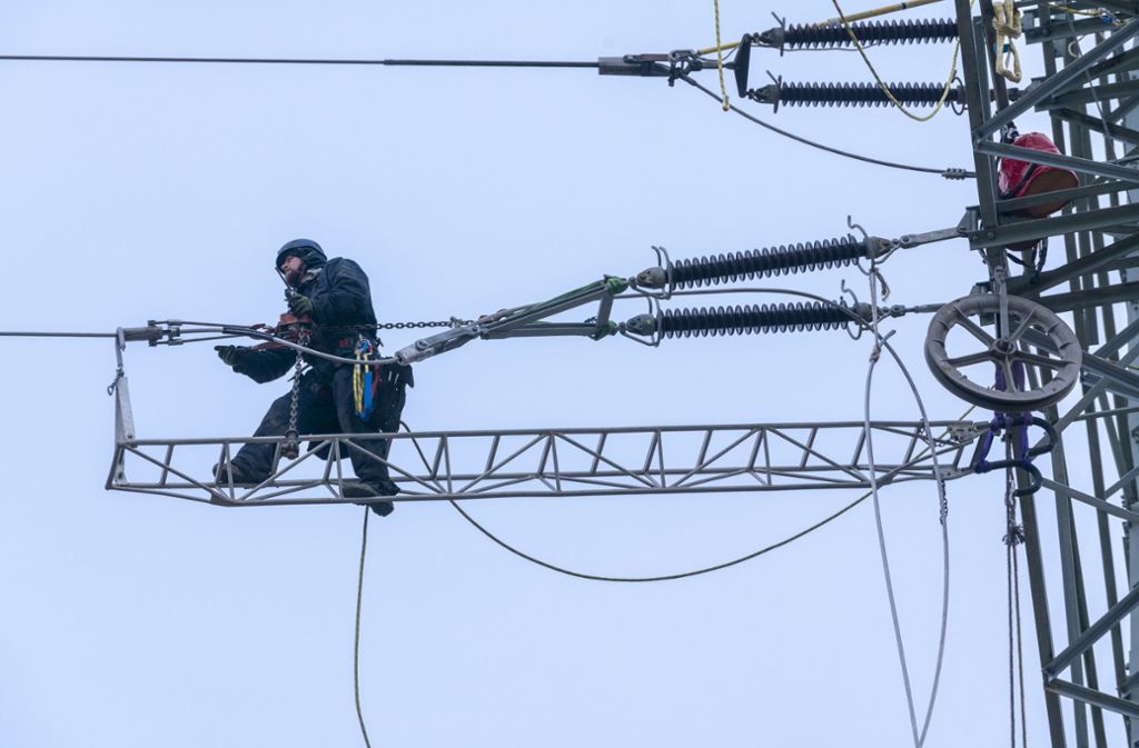 In luftiger Höhe sorgen die Arbeiter für einen Stromanschluss