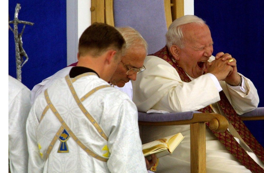 Ein Papst darf alles – auch öffentlich gähnen: Johannes Paul II. während einer Messe 2001 in der Ukraine.