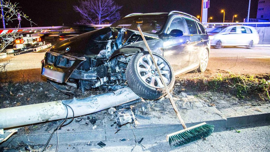 Unfall auf der B10 in Bad Cannstatt: BMW wird gegen Laternenmast geschleudert