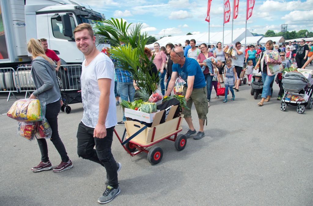 Beim Familienfest „Rewe Family“ waren am Samstag viele Menschen mit dem Bollerwagen unterwegs, um ihre Einkäufe zu erledigen.