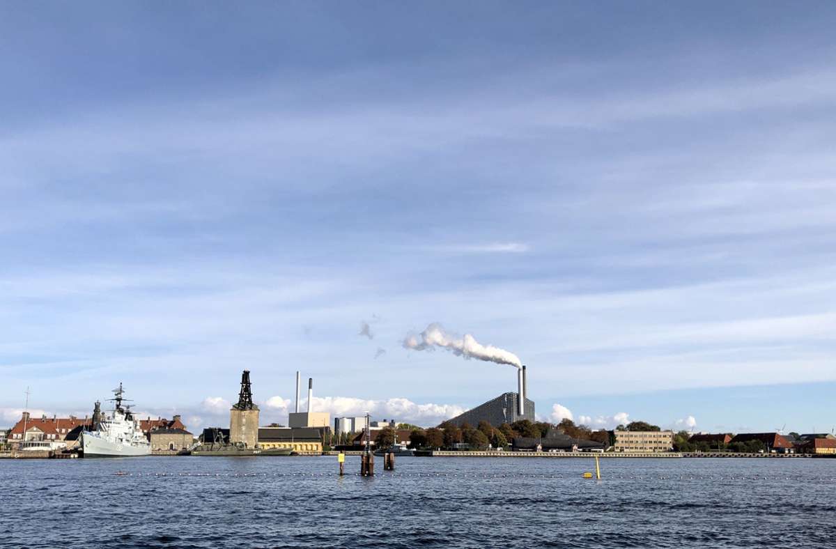 Das Kopenhagener Müllheizkraftwerk Amager Bakke ist von vielen Orten der dänischen Hauptstadt aus gut zu sehen. Das Kraftwerk ist ein Beitrag zu Kopenhagens ehrgeizigem Ziel, bis 2025 die weltweit erste klimaneutrale Stadt zu werden. Hier sieht man das Gebäude von der Hafenfähre aus – die Fähren, die in Kopenhagen zum hervorragend funktionierenden öffentlichen Nahverkehr zählen, sind seit kurzem mit einem elektrischen Antrieb ausgestattet.